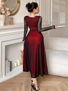 Robe moulante avec manches en tulle et doublure satin bordeaux dans un décor élégant