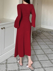 Elegante abito rosso con scollo a V e pizzo, maniche lunghe a campana e vestibilità slim