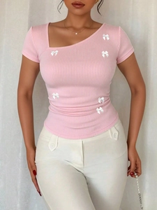 T-Shirt Rose Coupe Ajustée pour Femme Avec Ornement de Nœuds Col Oblique Asymétrique Nervuré Manches Courtes Spicy Girl Top