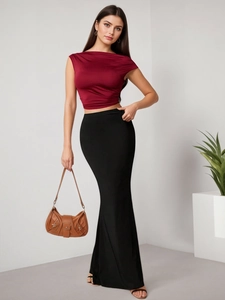 Haut bordeaux sans manches avec jupe longue noire coupe sirène élégante pour femme