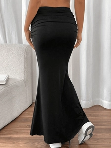 Elegant black high-waisted fishtail skirt with ruching and slim-fit ruffled hemline