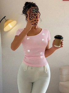 Haut en tricot rose ajusté pour femme avec nœuds et décolleté irrégulier moderne