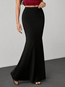 Jupe longue sirène noire à taille haute élégante avec une silhouette ajustée