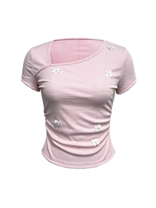 T-shirt rose ajusté en maille côtelée avec col asymétrique et nœuds en soie blancs