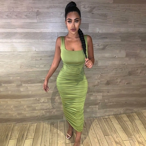 Detailaufnahme der olivgrünen, ärmellosen Bodycon-Kleid mit geraffter Textur-Optik