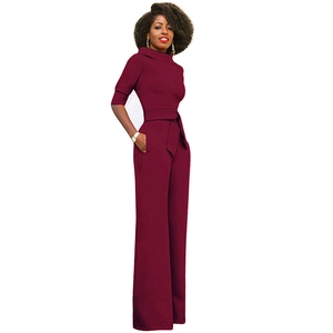 Elegante tuta bordeaux a gamba larga con collo alto e cintura in vita coordinata