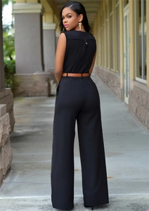 Détail d'une combinaison noire sans manches avec boutons dorés au dos et ceinture marron