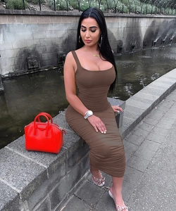 Detail des braunen Bodycon-Kleids mit Raffung und rückenfreiem, ärmellosem Schnitt