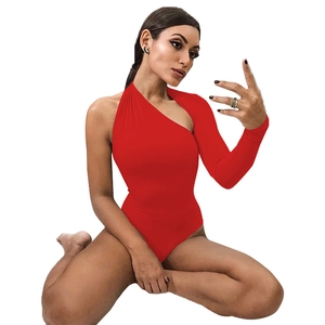 Détail d'un body rouge à une épaule avec col asymétrique et une manche longue