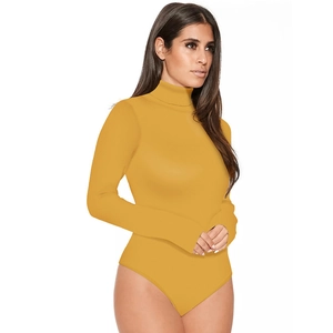 Détail du bodysuit à col roulé et manches longues jaune gingembre en tricot extensible