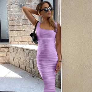 Ärmelloses, gerafftes Bodycon-Midikleid für Damen in Lavendellila im Außenbereich