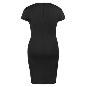 Vista detallada de la cremallera invisible trasera en este vestido negro de talla grande