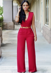 Détail d'une combinaison rouge sans manches à col en V avec taille haute et ceinture fine
