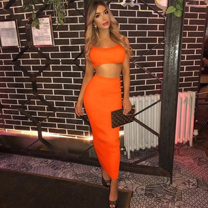 Ensemble en tricot orange fluo avec top court à col carré et jupe midi à taille haute
