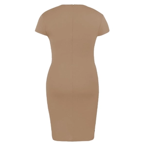 Vista trasera de vestido ajustado de talla grande caqui con cremallera y detalle de malla