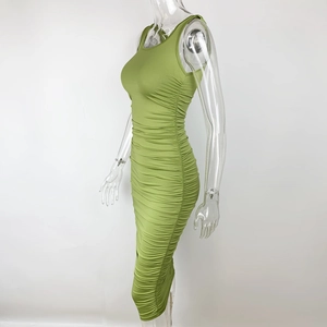 Detailansicht des grasgrünen Bodycon-Kleides mit geraffter Textur und ärmellosem Schnitt