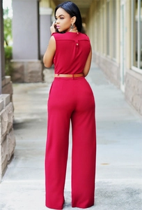 Détail de la combinaison rouge sans manches avec ceinture et coupe élégante large