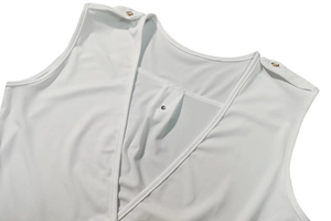 Détail d'une combinaison blanche à col en V avec boutons en strass élégants sur les épaules