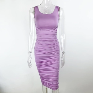 Detailansicht des lavendelfarbenen gerafften Bodycon-Kleides mit rückenfreiem Schnitt