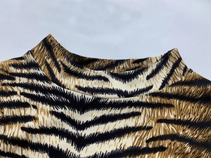 Détail du tissu à imprimé léopard avec col montant et texture en maille tricotée