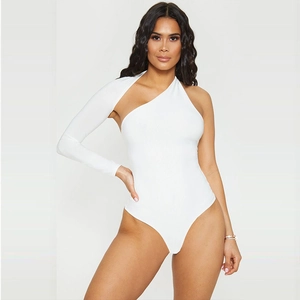 Détail d'un body blanc à une épaule avec manche longue et coupe ajustée élégante