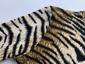 Gros plan détaillé de la couture d'épaule et du motif léopard sur cette robe chic