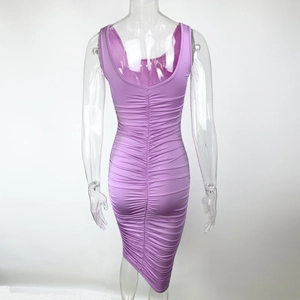 Detailansicht der Raffung und des tiefen U-Ausschnitts am lila Bodycon-Kleid
