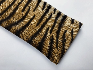 Détail de la manche à imprimé tigre avec double couture précise et texture du tissu tricoté
