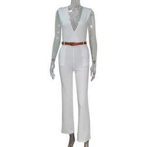 Détail d'une combinaison blanche sans manches à col en V avec une fine ceinture marron