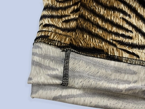 Détail de couture sur robe moulante à imprimé léopard avec finition précise