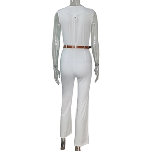 Vue arrière d'une combinaison blanche sans manches avec taille haute et fine ceinture marron