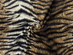Détail du tissu à imprimé léopard montrant la texture douce et le drapé fluide