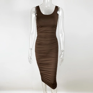 Detailansicht der braunen Raffung an einem ärmellosen, engen Midi-Kleid für Damen