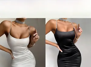 Détails de la robe moulante avec bretelles en chaîne de strass en noir et blanc