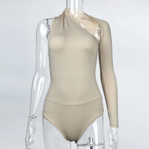 Détail d'un bodysuit abricot avec épaule asymétrique et design à manches longues