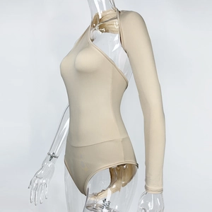 Détail du body beige clair avec col licou asymétrique et une seule manche longue mode