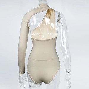 Vue de dos du body dos nu beige avec manche unique et design asymétrique licou
