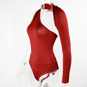 Vue détaillée d'un body rouge à une épaule avec un design asymétrique élégant et chic