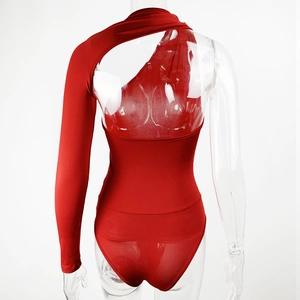 Vue arrière du body rouge asymétrique à une manche longue et coupe moulante sexy