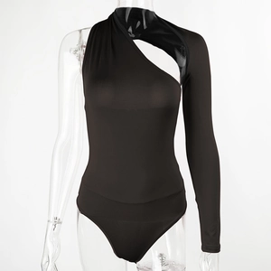 Détail d'un body noir asymétrique à une épaule avec manche longue et décolleté ajouré