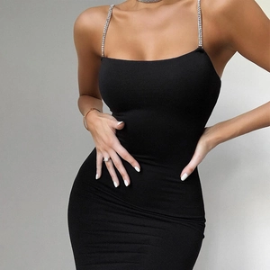 Robe moulante noire dos nu sexy avec bretelles chaîne en strass brillants pour femmes