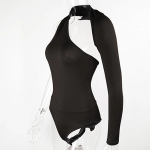 Détail d'un body noir à une manche longue avec une coupe asymétrique sur fond blanc