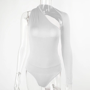 Détail d'un body blanc asymétrique à manche longue en tissu élastique brillant