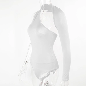 Détail d'un body blanc à une épaule et manche longue en tissu extensible et soyeux
