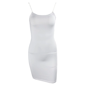 Robe courte blanche moulante avec bretelles en strass scintillants, vue de face en studio