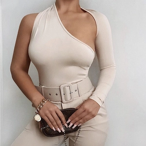 Body beige à une épaule et manches longues avec coupe asymétrique moulante pour femme