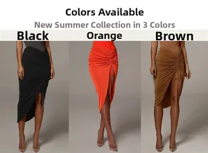 Détail d'une jupe midi froncée à taille haute avec fente latérale en trois couleurs