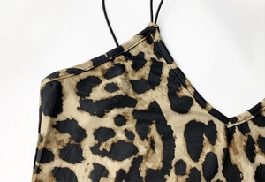 Detailaufnahme des sexy Kleides mit Leopardenmuster, V-Ausschnitt und Spaghettiträgern