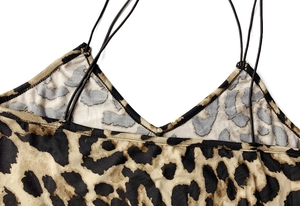 Detail von V-Ausschnitt und schmalen Trägern am Sommerkleid mit Leopardenmuster