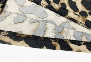 Détail de l'ourlet à double couture sur une robe sexy à imprimé léopard sauvage